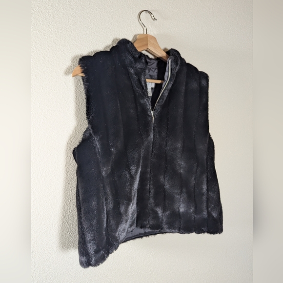 LOFT Black Faux Fur Vest - Picture 2 of 4